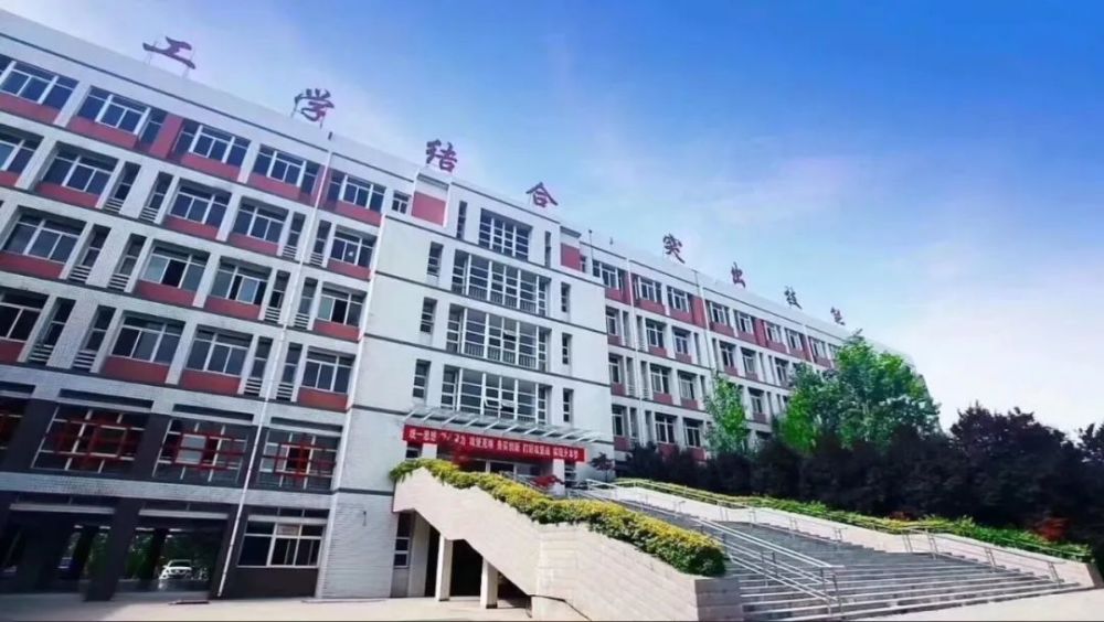 西安信息职业大学,代码:3108,“拍了拍”你,Hey!快来了解这所在古城西安里乘风破浪的大学