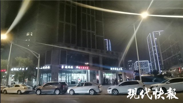 南京软件谷人才公寓B2栋发生火灾 现场无人员伤亡