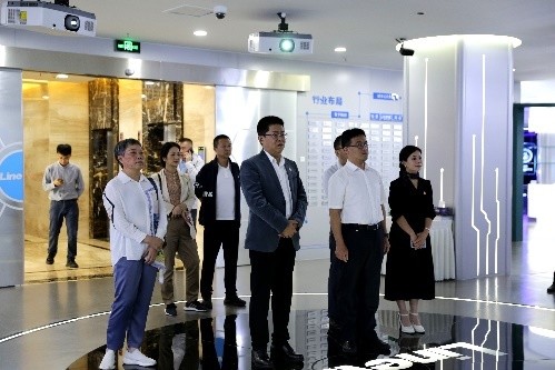 厦门市思明区委常委、区政府常务副区长黄铭典一行莅临南威软件集团泉州总部参观考察